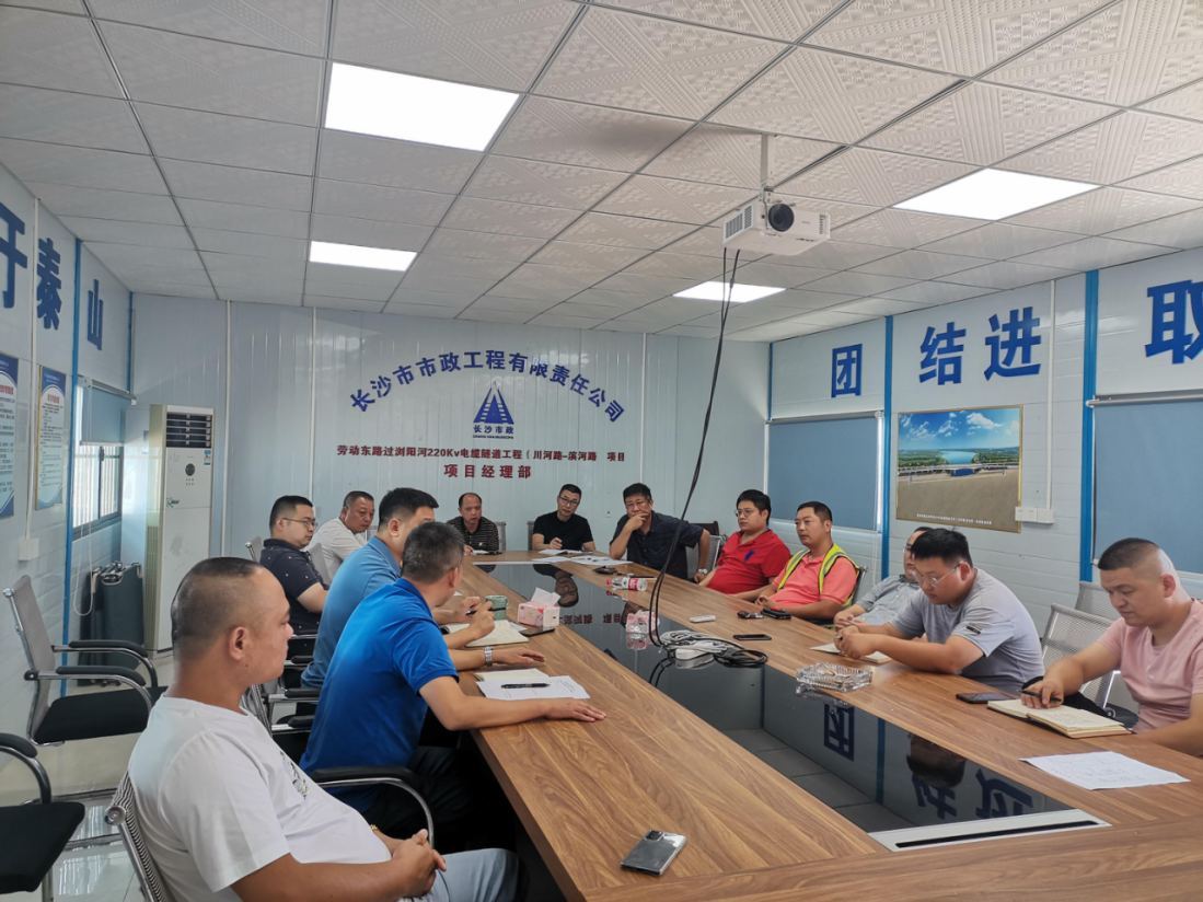 獻禮國慶 | 勞動(dòng)東路過(guò)瀏陽(yáng)河220kV電纜隧道工程頂進(jìn)設備順利完成吊裝！